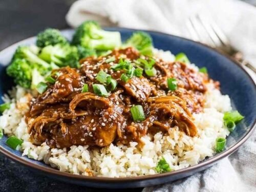 slow-cooker-honey-garlic-chicken-served-rice-bowl