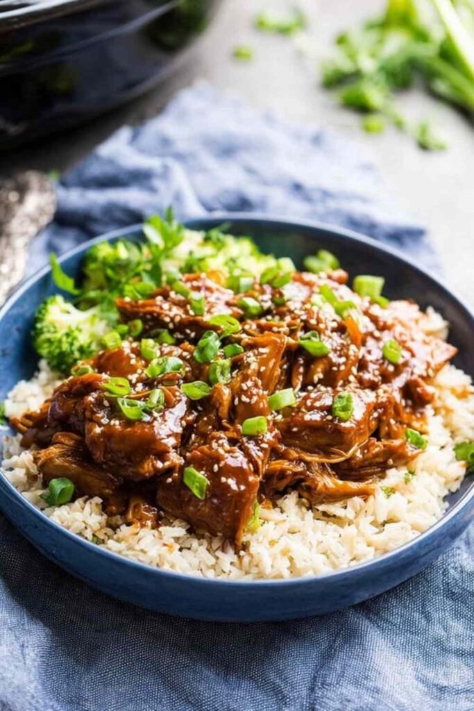 slow-cooker-honey-garlic-chicken-served-rice-bowl