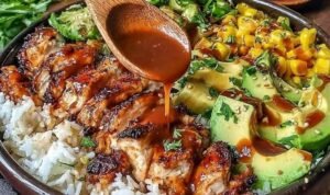 sweet-chili-chicken-bowl-coconut-lime-drizzle-assembled